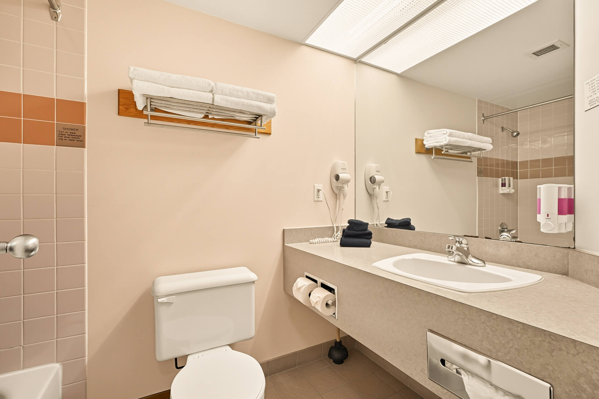 lakefront-room-hawood-inn (4)