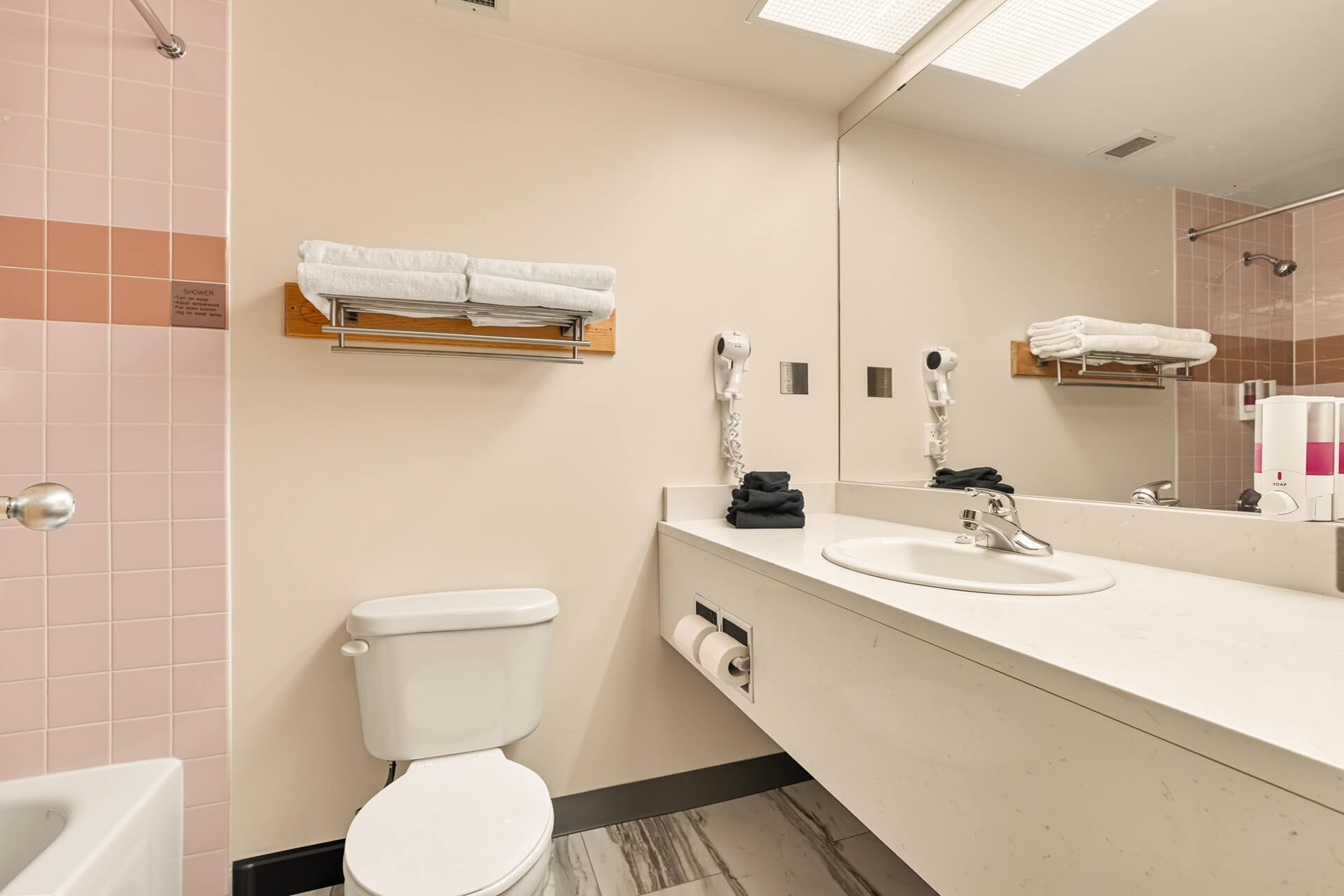 honeymoon-suite-hawood-inn (7