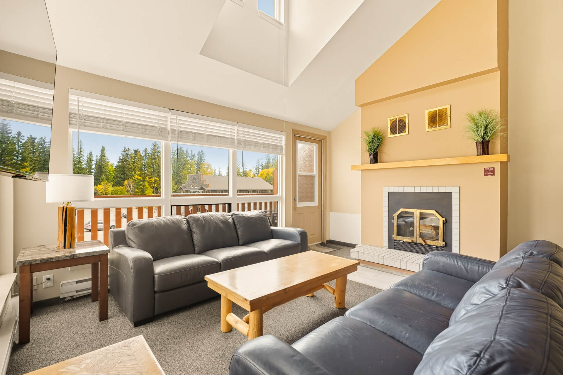 crean-deluxe-condo-waskesiu (2)