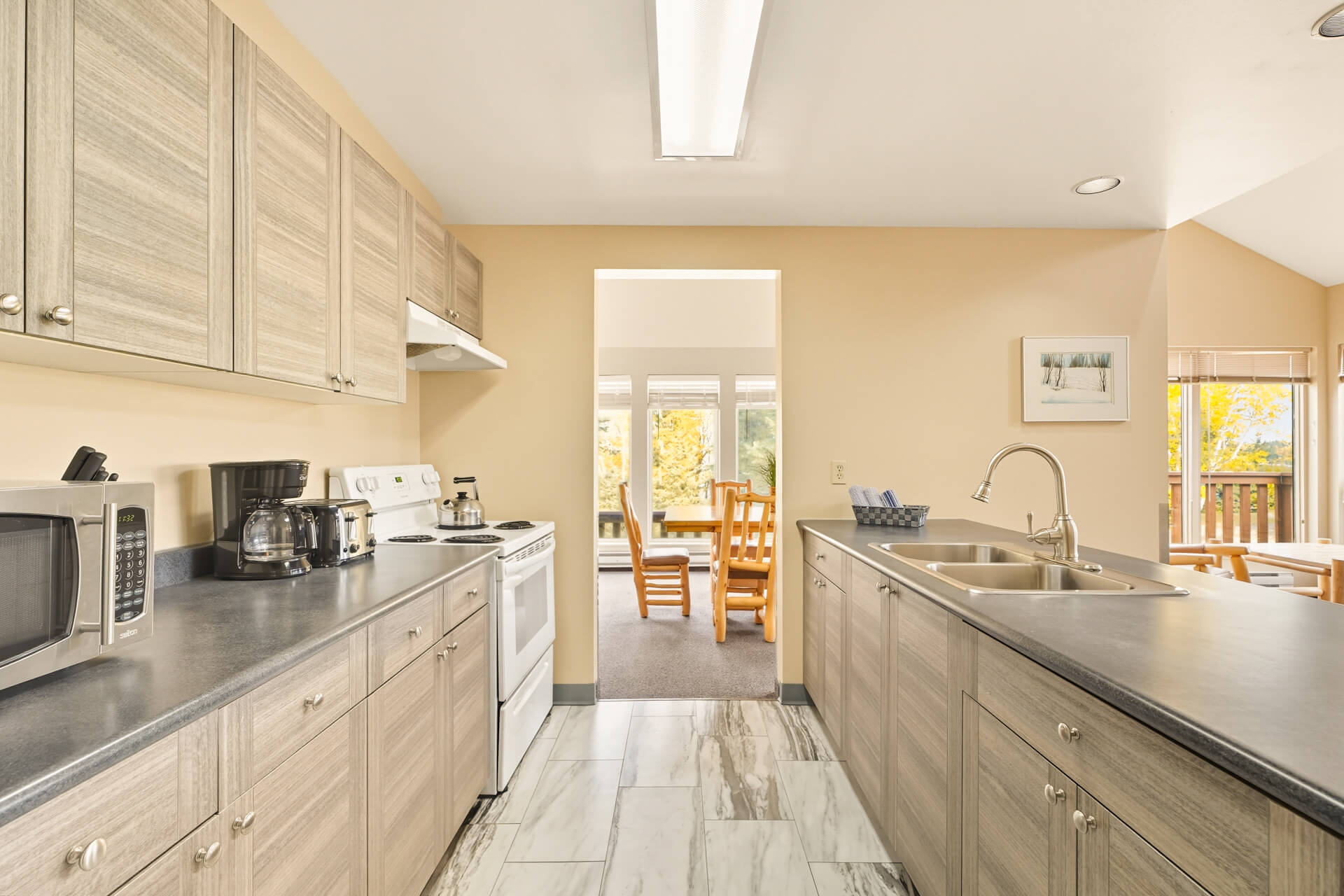 crean-deluxe-condo-waskesiu (5)