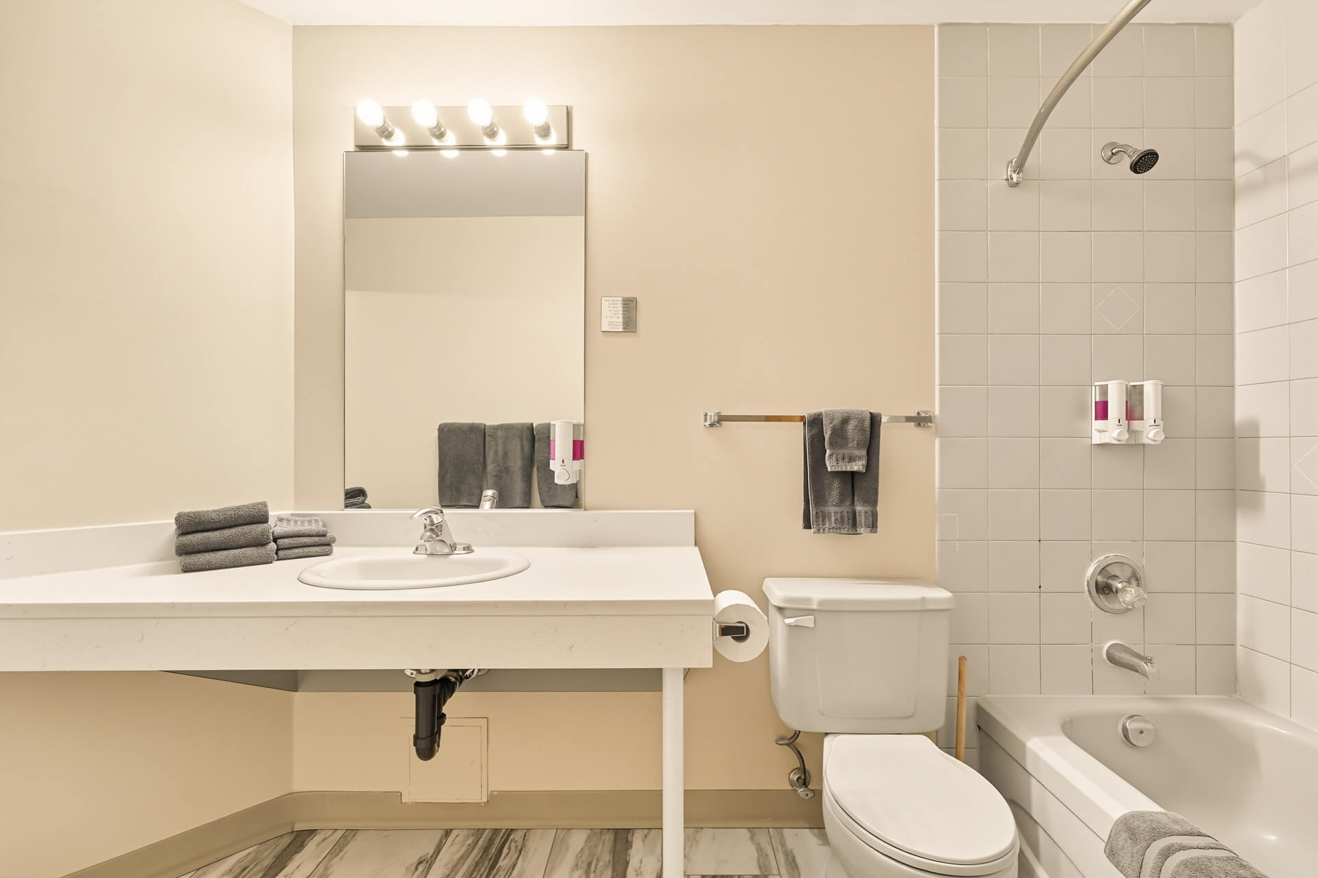 crean-deluxe-condo-waskesiu (11)