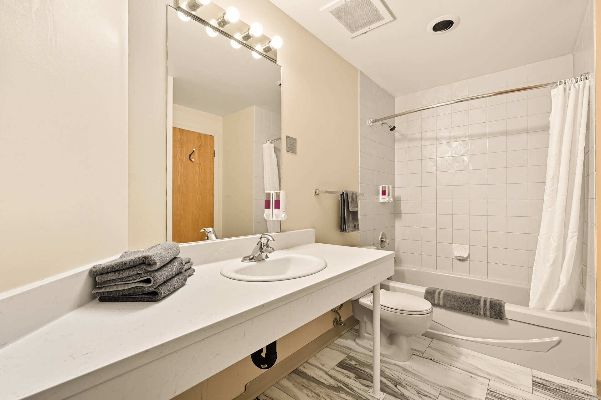 crean-deluxe-condo-waskesiu (12)